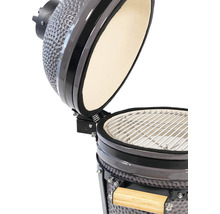 Keramikgrill mit geöffnetem Deckel und Grillrost