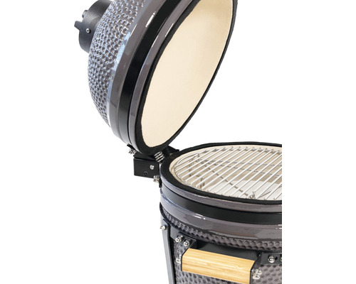 Keramikgrill mit geöffnetem Deckel und Grillrost