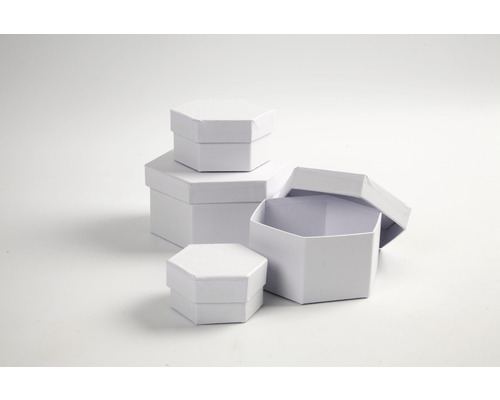 Mehrere sechseckige weiße Pappschachteln in unterschiedlichen Größen, einige mit Deckel