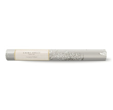 Eine Rolle Laura Ashley Tapete mit Blumenmuster.