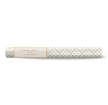 Eine Rolle Laura Ashley-Tapete mit geometrischem Muster.