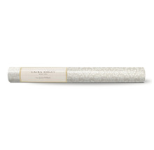Eine Rolle Laura Ashley Tapete mit floralem Muster.