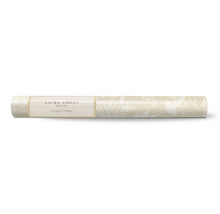 Laura Ashley Rolle mit hochwertiger Tapete mit Blumenmuster.