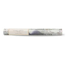 Tapetenrolle mit floralem Muster und Laura Ashley Logo