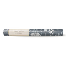 Tapetenrolle mit floralem Muster