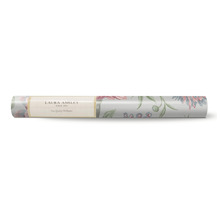 Eine Rolle Tapete mit Blumenmuster von Laura Ashley