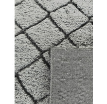 Teppich mit Rautenmuster und gekettelten Kanten
