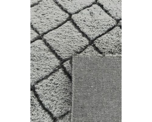 Grauer Teppich mit geometrischem Muster und Flor