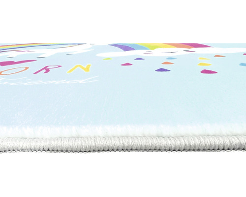 Nahaufnahme eines Kinderteppichs mit Einhornmotiv und Regenbogen