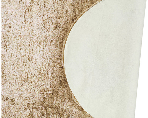 Detailansicht eines beigen Hochflorteppichs mit Textilrücken