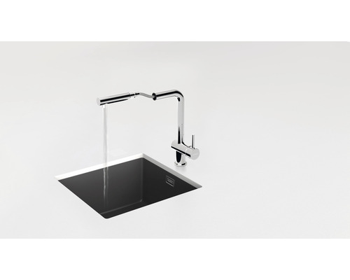 Spültischarmatur mit fließendem Wasser in einem Spülbecken