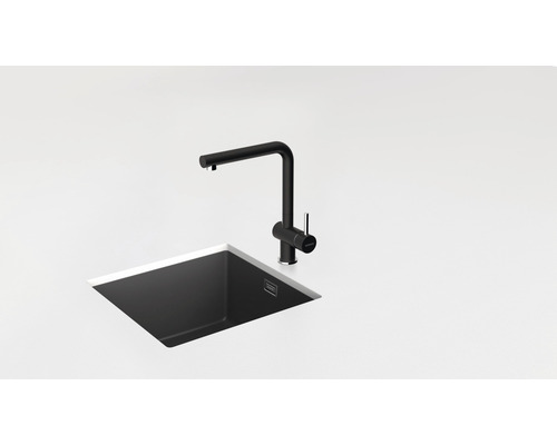 Spültischarmatur und Spüle in einer modernen Küchenanordnung.