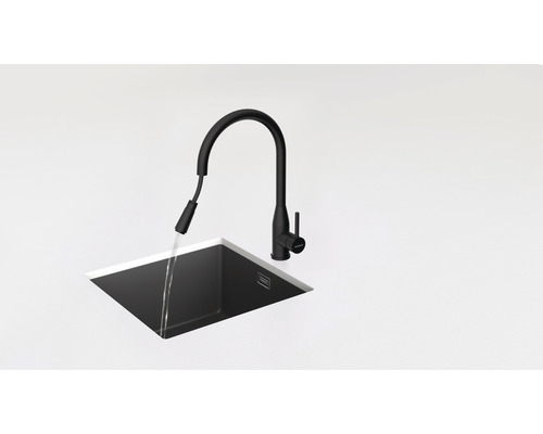 Schwarze Küchenarmatur mit ausziehbarer Brause an Spüle