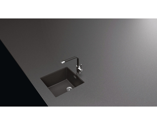 Küchenspüle mit Armatur in einer Arbeitsplatte