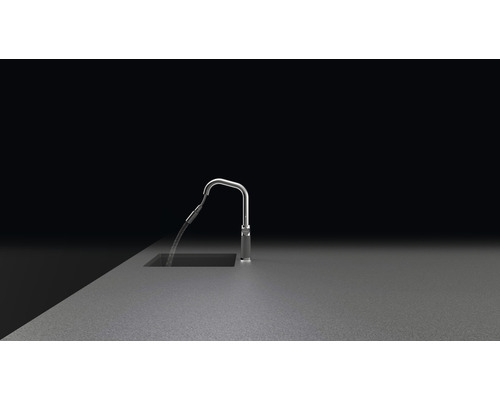 Küchenspüle mit Wasserhahn und fließendem Wasser