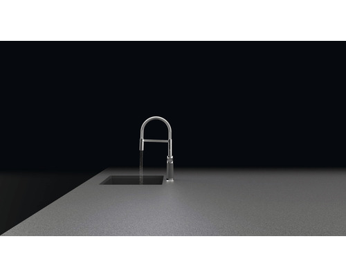 Küchenarmatur mit Wasserhahn auf einer Arbeitsplatte
