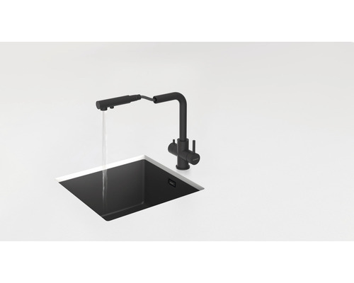 Schwarze Küchenarmatur mit Wasserauslauf in einem schwarzen Spülbecken
