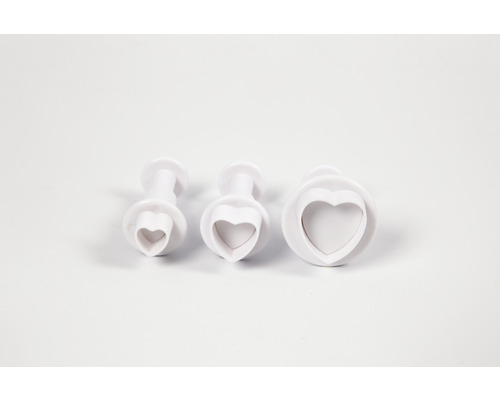 Drei herzförmige Ausstecher in verschiedenen Größen