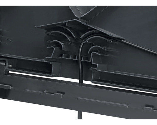Detailansicht eines Kabelschachts mit Kabeldurchführung
