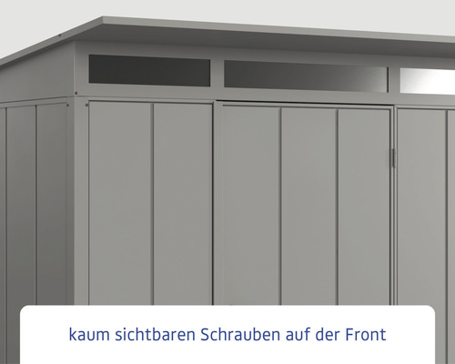Detailansicht eines Gerätehauses mit Doppeltür und Oberlichtern