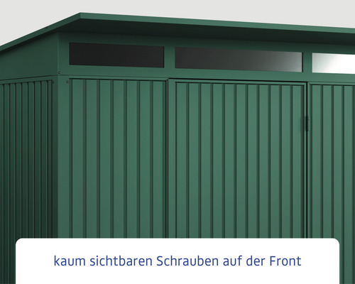 Detailansicht eines Gerätehauses aus Metall mit Dach und Türen