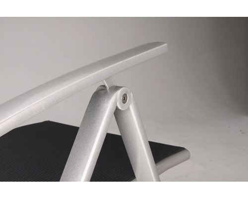 Detailaufnahme eines Gartenstuhls mit Aluminiumgestell