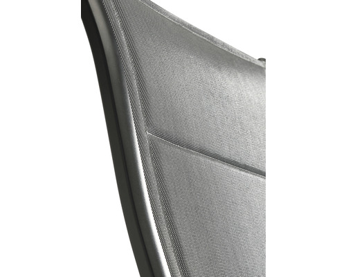 Detailansicht eines Gartenstuhls mit Textilbespannung