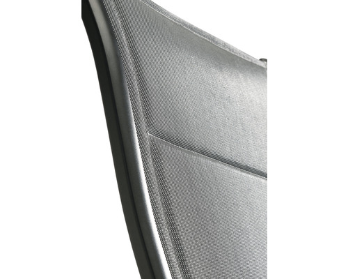 Detailansicht eines Stuhls mit Textilbespannung