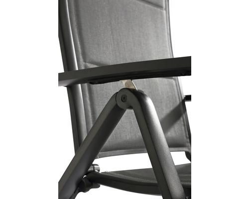 Detailansicht eines Gartenstuhls mit verstellbarer Rückenlehne und Armlehnen