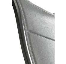 Detailansicht eines Gartenstuhls mit Textilbespannung