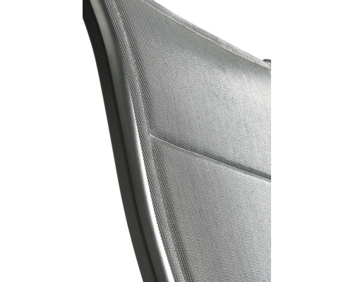 Detailansicht eines Gartenstuhls mit Textilbespannung