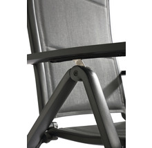 Detailansicht eines Gartenstuhls mit Aluminiumgestell und Textilbespannung.