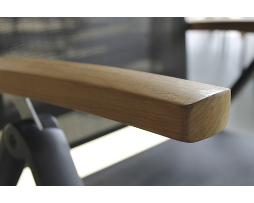 Detailansicht einer Armlehne aus Holz