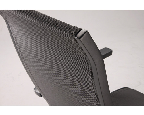 Detailansicht der Rückenlehne eines Bürostuhls mit Netzbezug