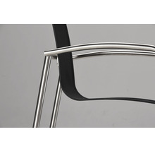 Detailansicht eines Stuhls mit Gestell aus Metall und Sitzfläche aus Gewebe