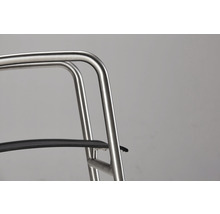 Detailansicht eines Barstuhls mit Metallrahmen und Sitzfläche