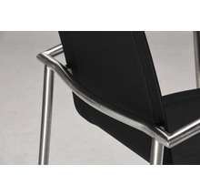 Detailansicht eines schwarzen Stuhls mit Metallrahmen