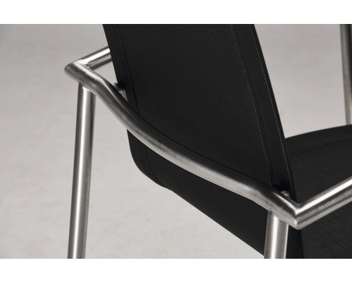 Detailansicht eines schwarzen Stuhls mit Metallrahmen