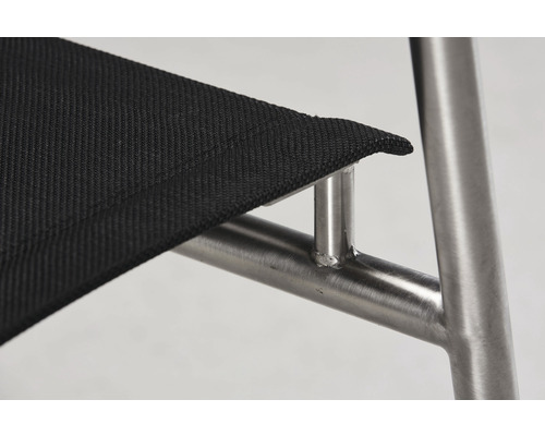 Detailansicht eines Stuhls mit Textilsitz und Metallgestell