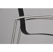 Detailansicht eines Stuhls mit Edelstahlgestell und Sitzfläche aus Textilgewebe