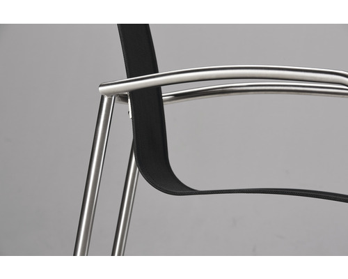 Detailansicht eines Stuhls mit Edelstahlgestell und Sitzfläche aus Textilgewebe