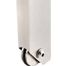 Detailansicht eines Möbelfußes mit Rolle und Schraube