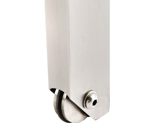 Detailansicht eines Möbelfußes mit Rolle und Schraube