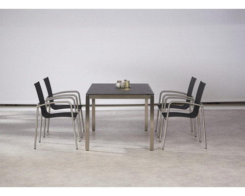 Quadratischer Gartentisch mit vier Armlehnstühlen