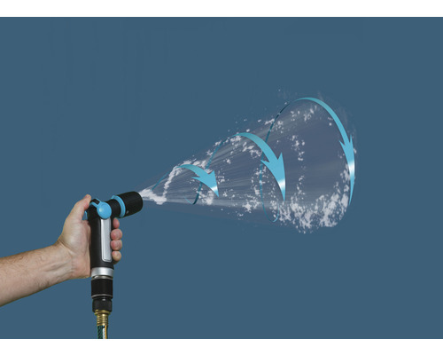 Hand hält eine Gartenspritze, aus der Wasser kommt