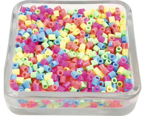 Verschiedenfarbige Rocaillesperlen in einer Glasschale