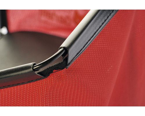 Detailansicht eines roten Stuhls mit schwarzem Rahmen