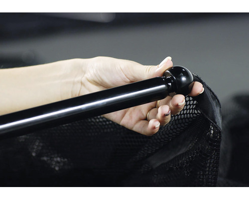 Hand hält schwarze Stange mit Netz