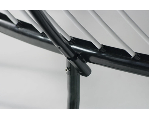 Detailansicht eines Wäscheständers aus Metall