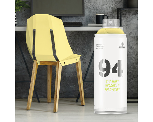 Szene mit einem gelben Stuhl und einer Dose MTN 94 Sprühfarbe.